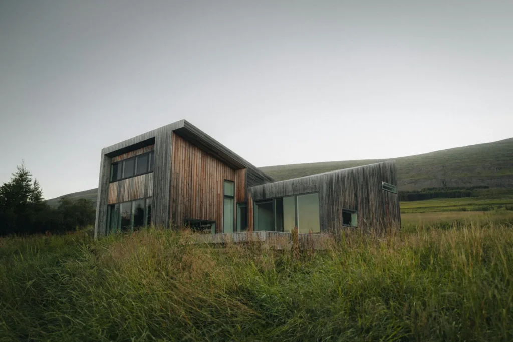 Nútímalegt hús í gróinni íslenskri náttúru